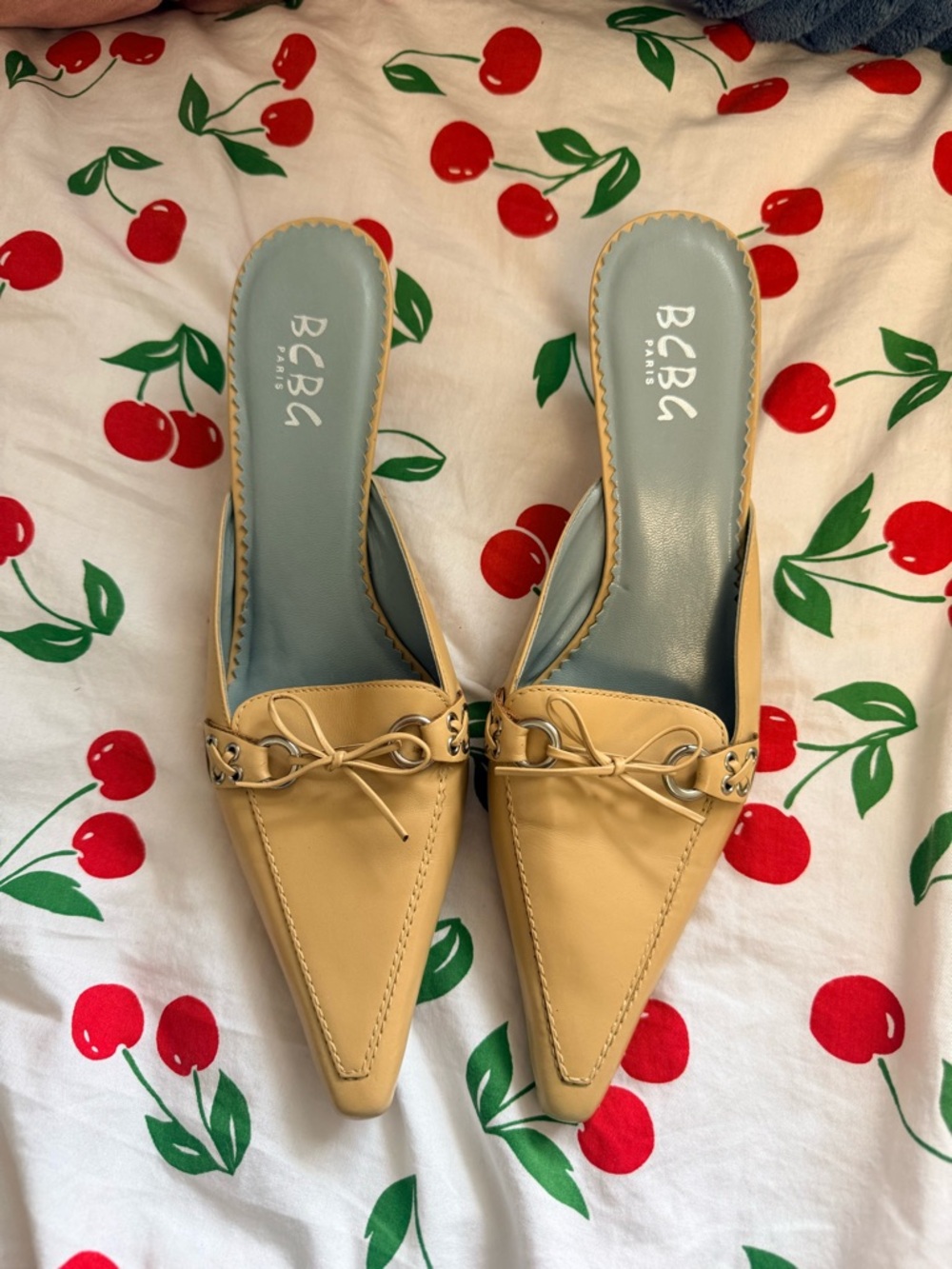 Y2K BCBG Paris Women's Tan Pointed-Toe Slip-On Mules